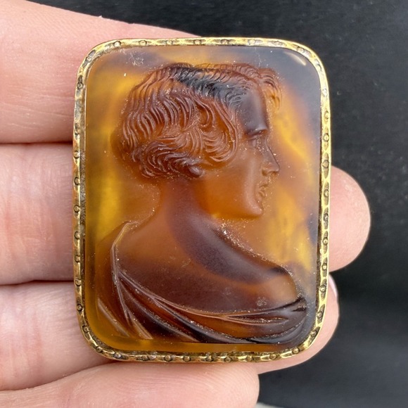 cameo Jewelry - Vintage Cameo Brooch Root Beer Gold Tone Glass